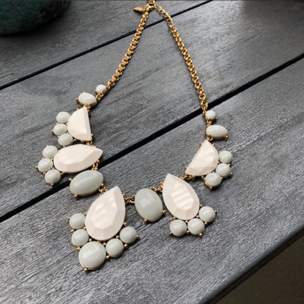 Kate Spade necklace EUC. Gold, gray, and off white